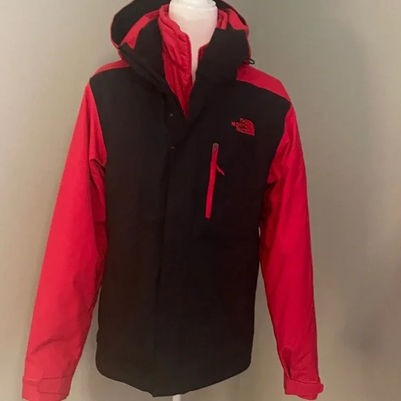 The North Face Men's Bold Red and Black Performance Jacket - Picture 10 of 16